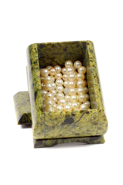 Scrigno di malachite con le perle — Foto Stock