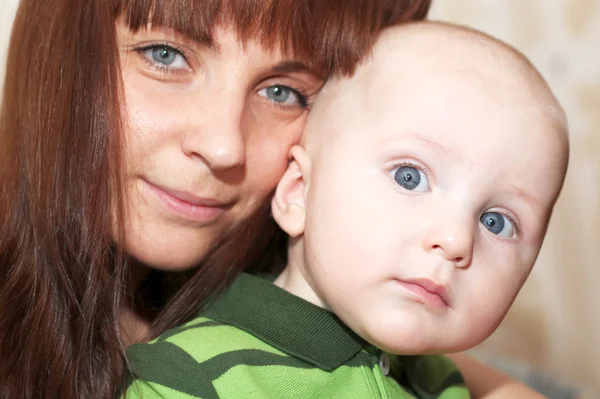 Madre con su lindo niño —  Fotos de Stock