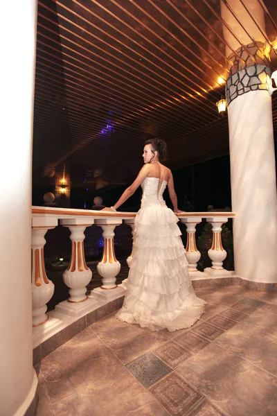 Невеста в стильном интерьере — стоковое фото