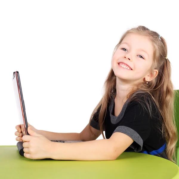 Küçük kız bilgisayar ile oynamak — Stok fotoğraf