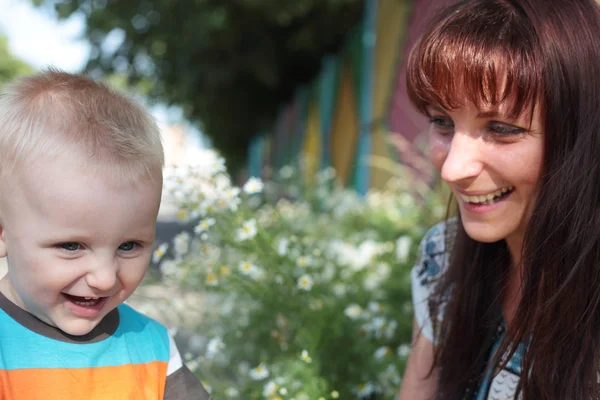 Enfant heureux avec sa mère — Photo