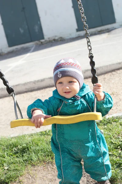 Menino brincando com swing — Fotografia de Stock