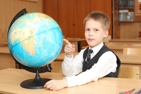 Ragazzo che indica il globo — Foto Stock