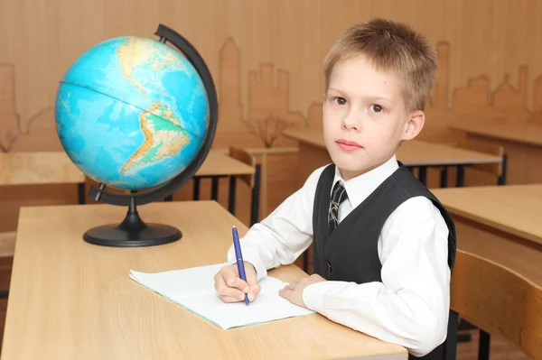 Pequeño niño en un aula — Foto de Stock