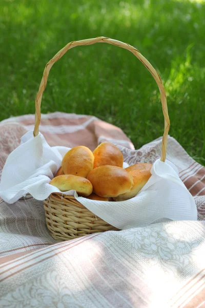 Picnic basket on the grass — Stock Photo, Image