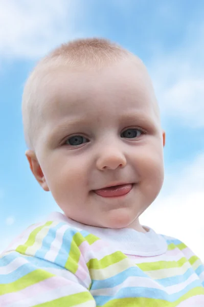 Bébé sur le ciel bleu — Photo