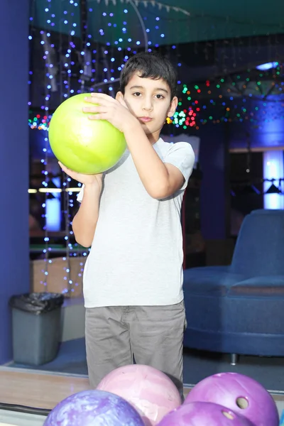 Niño jugador de bolos —  Fotos de Stock