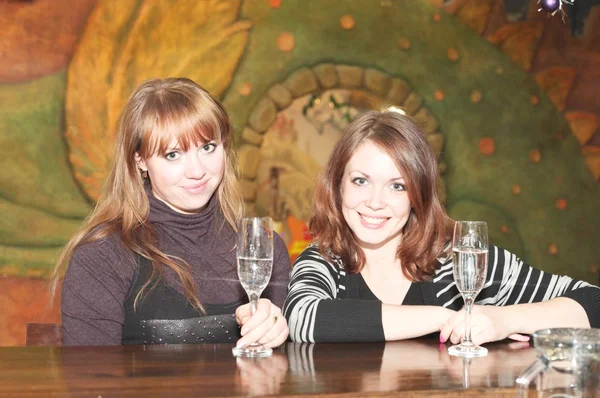 Meninas bonitas no bar — Fotografia de Stock