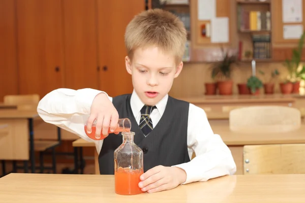 Dreng med de lyserøde kemiske reagensrør - Stock-foto
