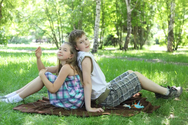 Kinderen ontspannen in het park — Stockfoto