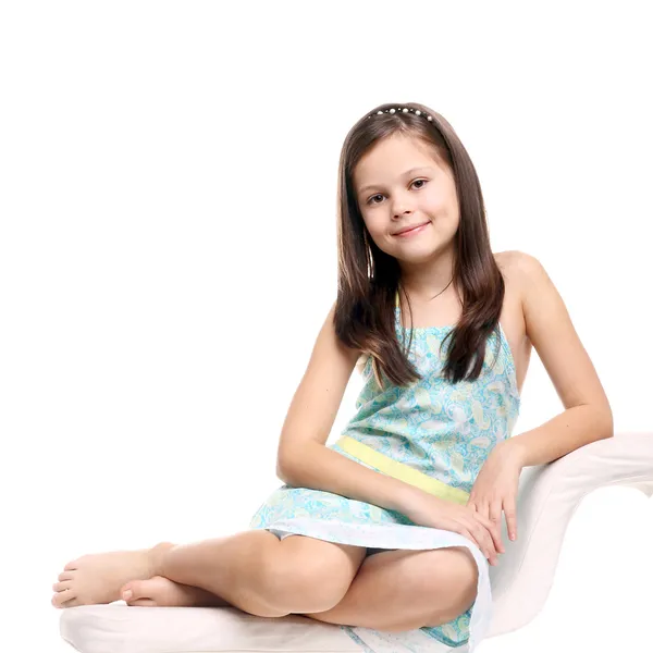 Chica sentada y sonriendo — Foto de Stock