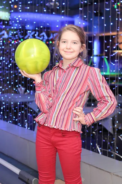 Fille jouer au bowling — Photo