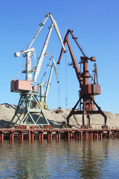 Drijvende kranen over de rivier — Stockfoto