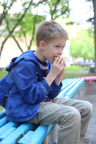 Junge isst Hamburger — Stockfoto