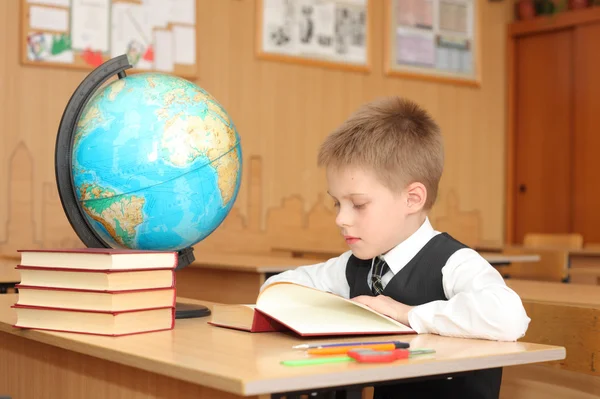 Liten pojke i ett klassrum — Stockfoto