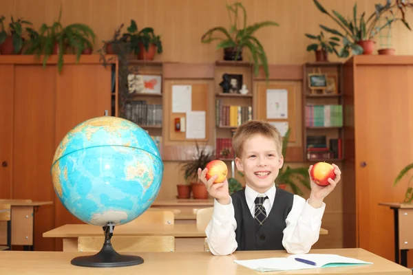 Liten pojke i ett klassrum — Stockfoto