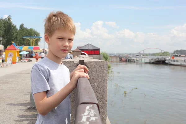 Usměvavý chlapec na hrázi — Stock fotografie