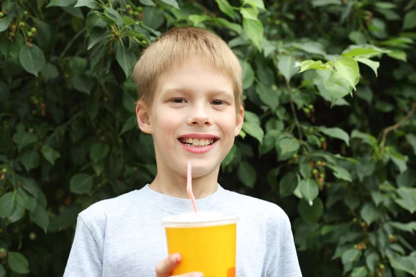 Kleine jongen drinken melk-shake — Stockfoto