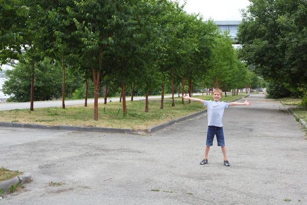 Liten pojke i parken — Stockfoto