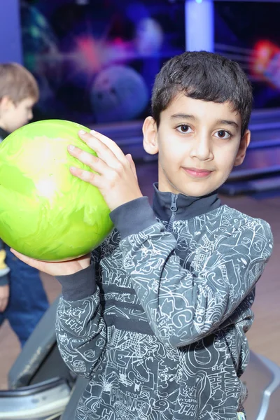 Rapaz a jogar bowling — Fotografia de Stock