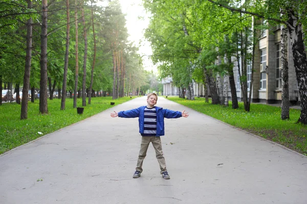 Kleiner Junge im Park — Stockfoto