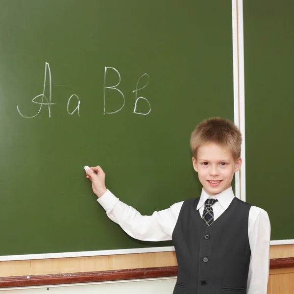 Blackboard yakınındaki küçük çocuk — Stok fotoğraf