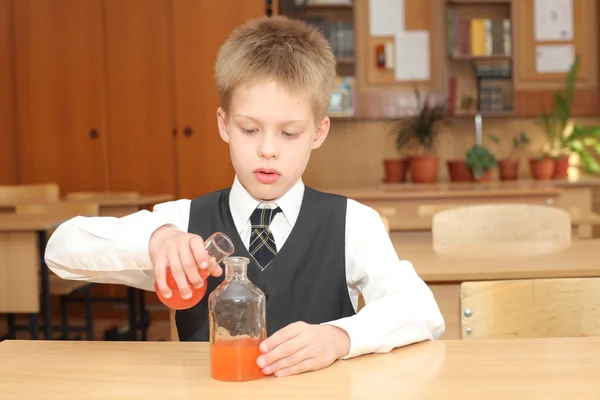 Pojke med kemiskt agens rör — Stockfoto