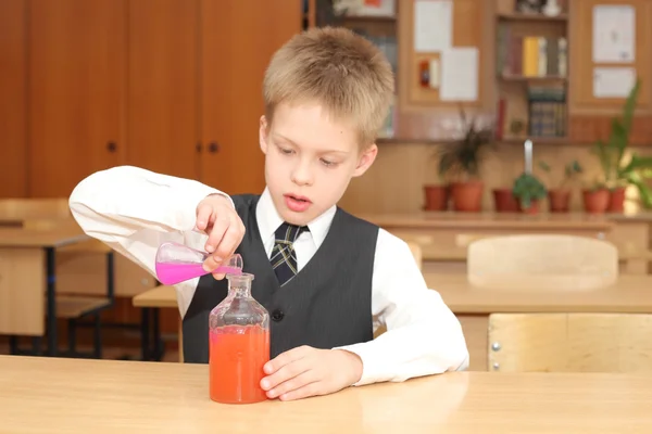 Junge mit Chemikalienschläuchen — Stockfoto