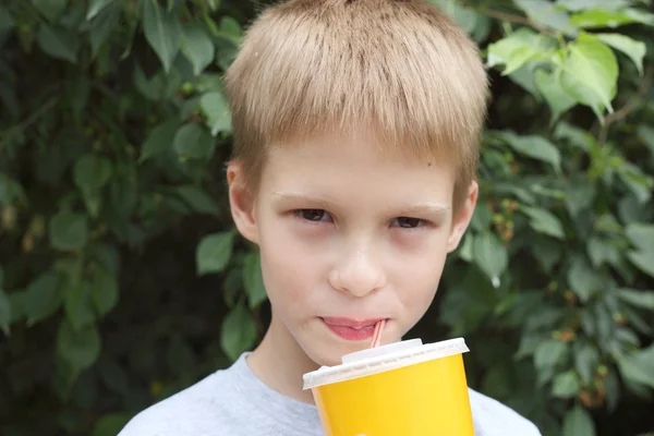 Pojke dricka mjölk-shake — Stockfoto