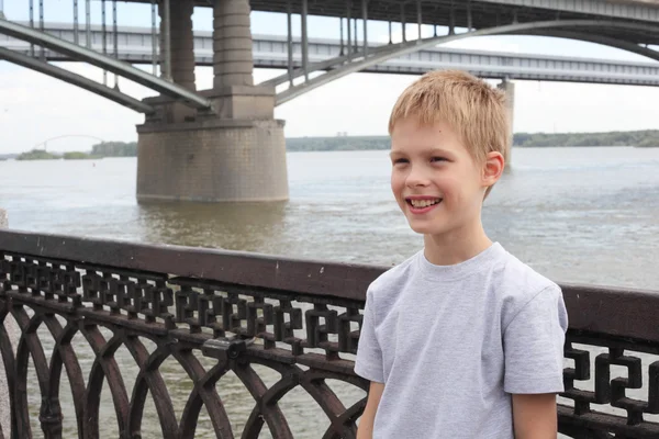 Kleiner Junge auf der Werft — Stockfoto