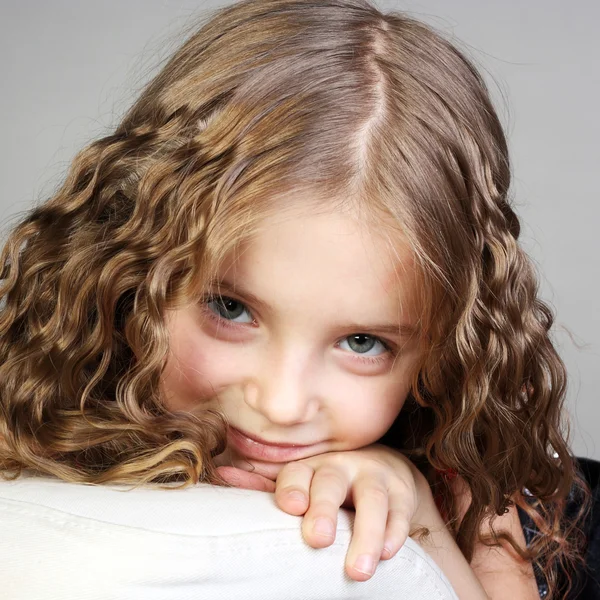 Pequena menina encaracolada — Fotografia de Stock
