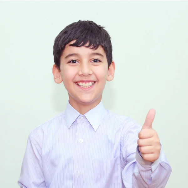 Junge zeigt Okey-Zeichen — Stockfoto