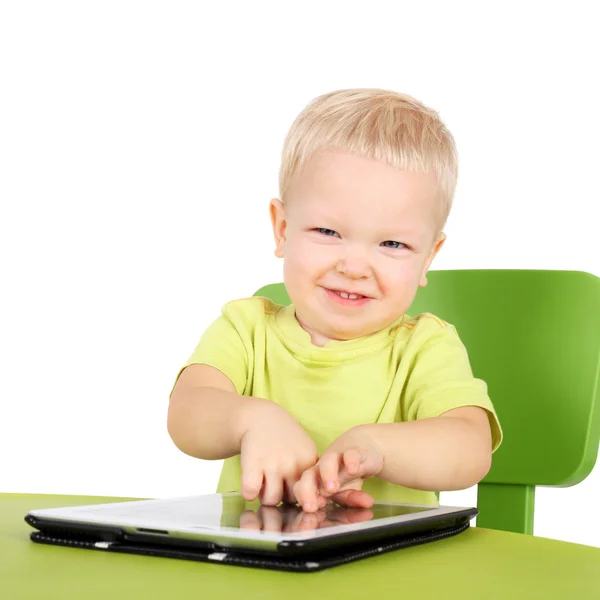 Ребенок с планшетным компьютером — стоковое фото