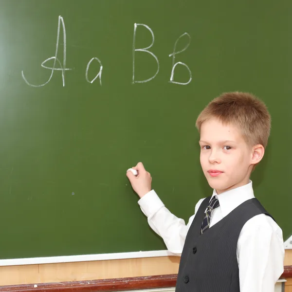 Blackboard yakınındaki küçük çocuk — Stok fotoğraf