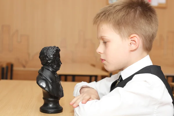 Kleiner Junge schaut sich die Skulptur an — Stockfoto