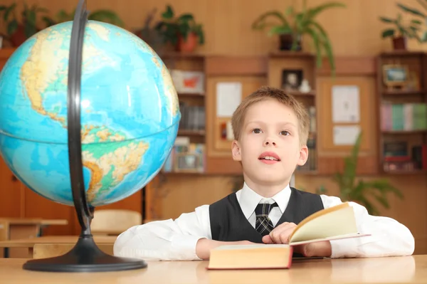 Niño leyendo libro en el aula — Foto de Stock