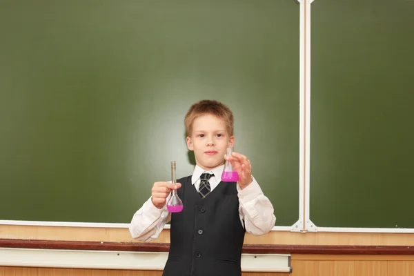 化学剤のチューブを持つ少年 — ストック写真