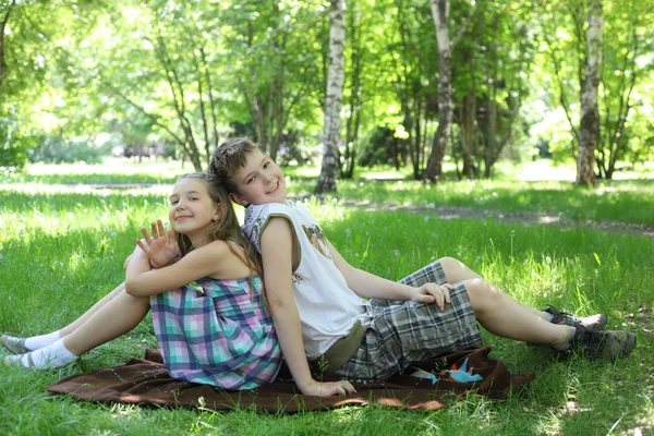 在公园里令人放松的孩子 — 图库照片