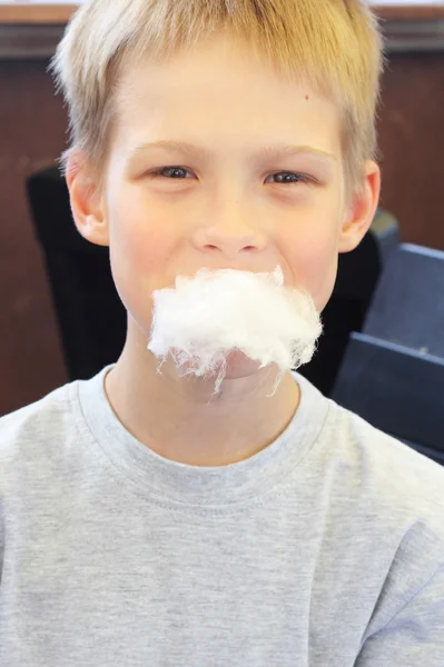 Kleine jongen met suikerspin — Stockfoto