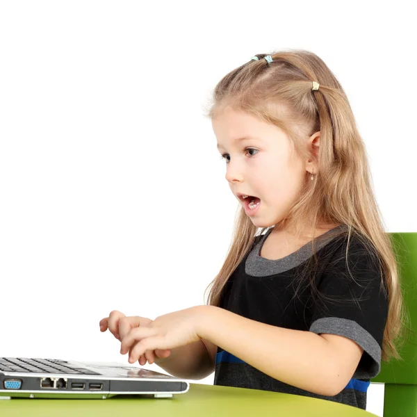 女孩玩的平板电脑 — 图库照片