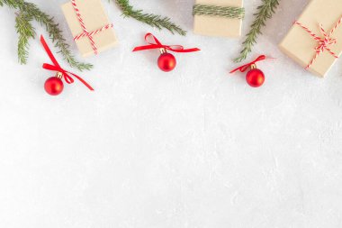 Gri arka planda Noel ve Yeni Yıl düz kompozisyonu