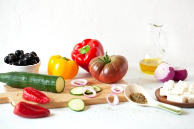 Beyaz arka planda Yunan salatası malzemeleri