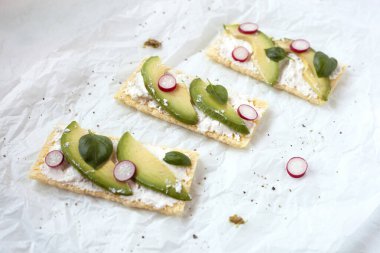Yumuşak peynirli glütensiz tost, avokado ve turp, yan görüş.