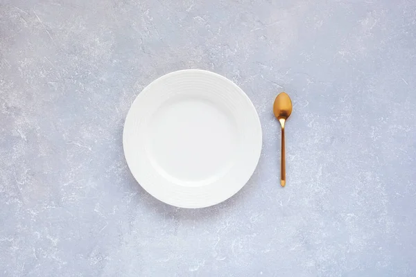 Assiette Dessert Blanche Vide Avec Une Cuillère Dorée Milieu Fond — Photo