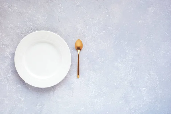 Leerer Weißer Dessertteller Mit Goldenem Löffel Auf Grauem Betongrund Draufsicht — Stockfoto