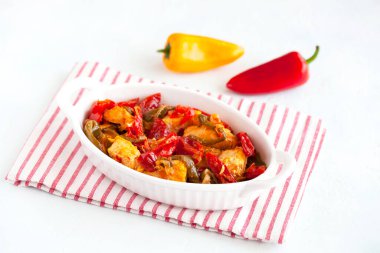 Thon ve tatlı biberden yapılmış ragout, Akdeniz mutfağı, Fransız mutfağı, yan görüş.