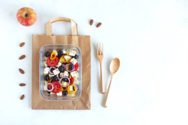 Tahta çatal, kaşık, elma ve badem, beyaz arkaplan, sağlıklı yiyecek ve sıfır atık kavramı, üst görünüm, kopyalama alanı