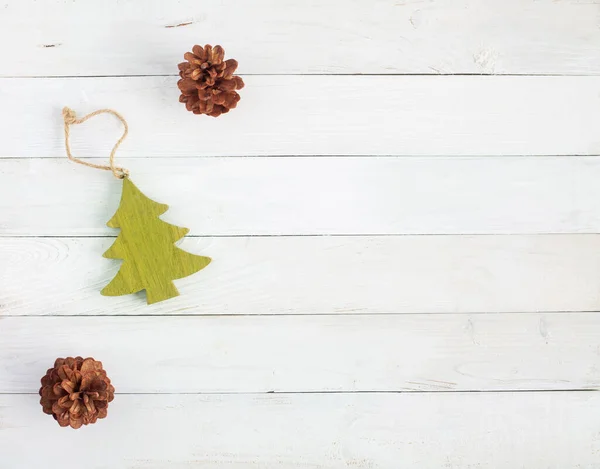 Albero Capodanno Legno Coni Naturali Sullo Sfondo Legno Bianco Stile — Foto Stock