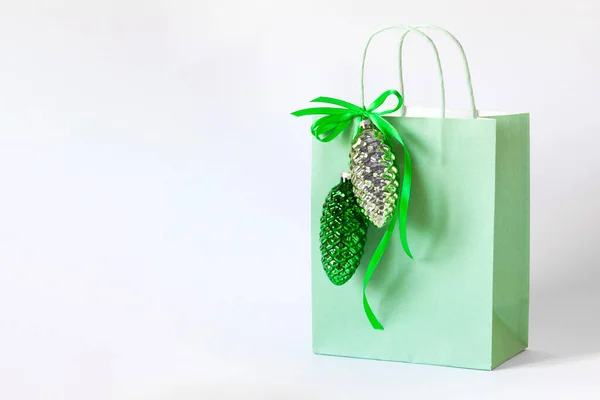 Зеленый Бумажный Пакет Украшенный Стеклянными Конусами Белый Фон Вид Сбоку — стоковое фото