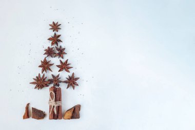 Yıldızlardan yapılmış yeni yıl ağacı anason ve tarçın çubukları, beyaz arka plan, üst görünüm, fotokopi alanı, Noel kartı fikri